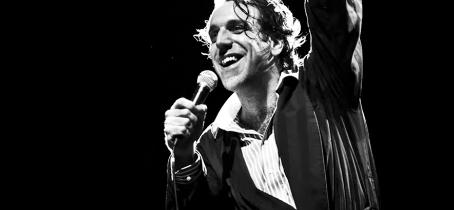 Foto von Chilly Gonzales, der mit „Music Is Back“ eine neue Single herausgebracht hat.