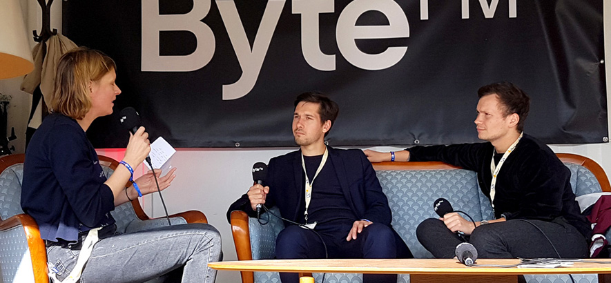 Foto von ByteFM Moderatorin Christa Herdering, Vassili Golod und Jan Kawelke, die im Rahmen des Reeperbahn Festivals miteinander gesprochen haben