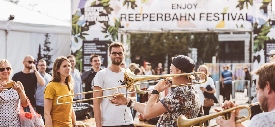 Foto von Besucher*innen des Reeperbahn Festivals, die Musikern zuhören