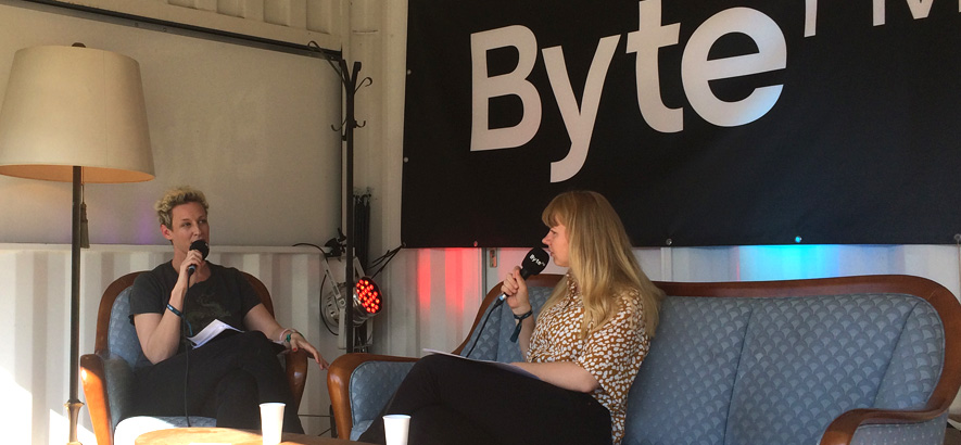 Foto von Mascha Jacobs und Luise Vörkel in der ByteFM Podcast-Werkstatt beim Reeperbahn Festival 2019