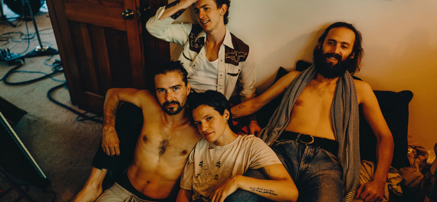 Big Thief haben mit „Little Things“ und „Sparrow“ zwei neue Singles veröffentlicht