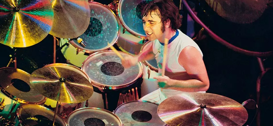 Der Schlagzeuger Keith Moon auf der Bühne.