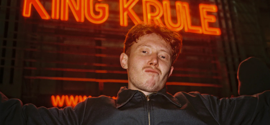 Pressefoto von Archy Samuel Marshall aka King Krule, der mit „You Heat Me Up, You Cool Me Down“ ein Live-Album angekündigt hat.