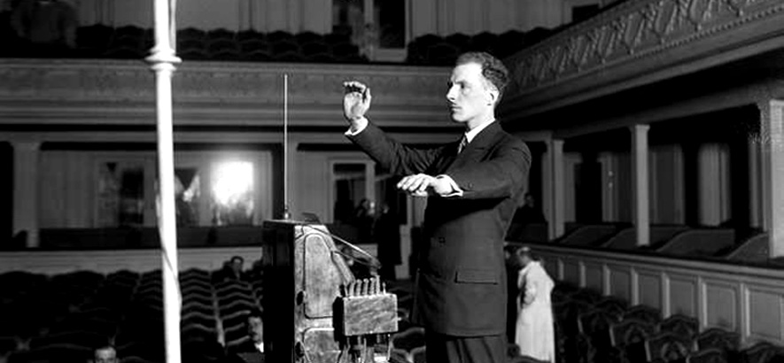 Bild von Leon Theremin an seinem Instrument. Der Erfinder wäre heute 125 Jahre alt geworden.