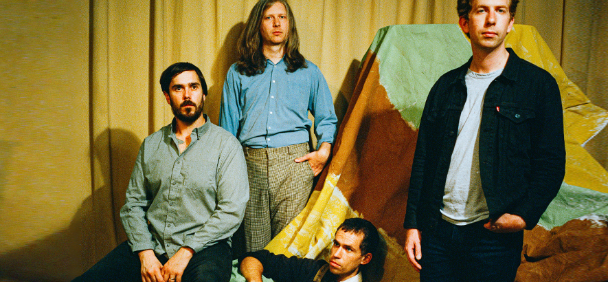 Pressefoto von Parquet Courts, die mit „Sympathy For Life“ ein neues Album angekündigt und die Single „Walking At A Downtown Pace“ veröffentlicht haben.