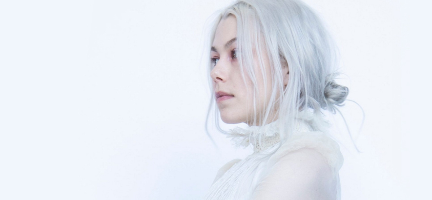 Pressefoto von Phoebe Bridgers, die eine Version von Metallicas „Nothing Else Matters“ aufgenommen hat.