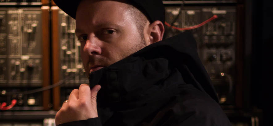 Der US-amerikanische DJ und Produzent DJ Shadow im Studio. Sein Stück „Building Steam With A Grain Of Salt“ ist heute unser Track des Tages.