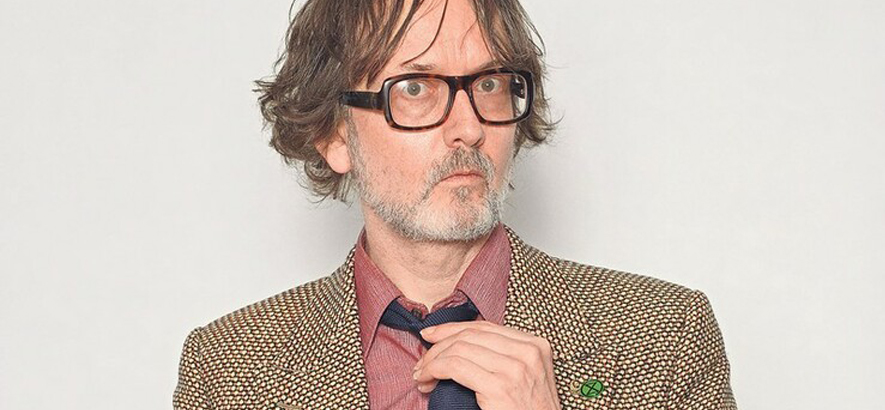 Foto von Jarvis Cocker, der zum neuen Wes-Anderson-Film „The French Dispatch“ ein Begleitalbum namens „Chansons D'Ennui“ herausbringt.