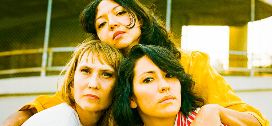 Pressebild des Garage-Surf-Pop-Trios La Luz, dessen Song „The Pines“ heute unser Track des Tages ist.