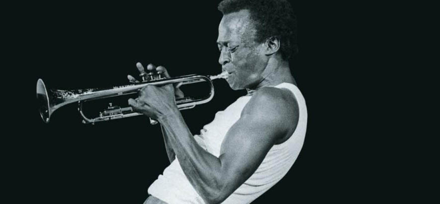 Cover des Albums „A Tribute To Jack Johnson“ von dem Jazz-Trompeter Miles Davis. Zum 30. Todestag von Miles Davis ist seine Aufnahme „Duran – Take 4“ unser Track des Tages.