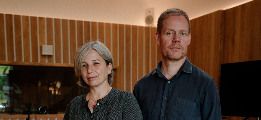 Foto der Künstler*innen Max Richter und Yulia Mahr, die im Oktober 2021 für drei Tage das Programm der Elbphilharmonie kuratieren