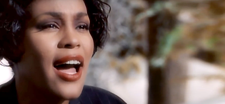 Foto der Sängerin Whitney Houston, deren Lied „I Will Always Love You“ Thema im Podcast Zeitgeister ist.