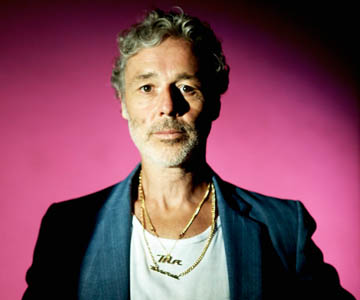 Mit „D.O.A.“ kündigt Baxter Dury ein Best-of-Album an