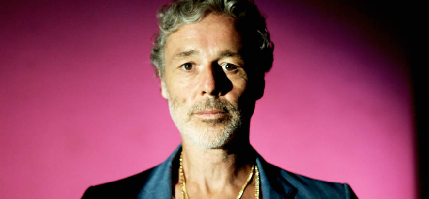 Mit „D.O.A.“ kündigt Baxter Dury ein Best-of-Album an