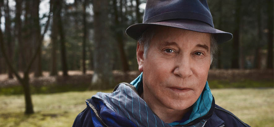 Foto des Sängers und Musikers Paul Simon. Sein Song „Me And Julio Down By The Schoolyard“ ist unser Track des Tages an Simons heutigem 80. Geburtstag.