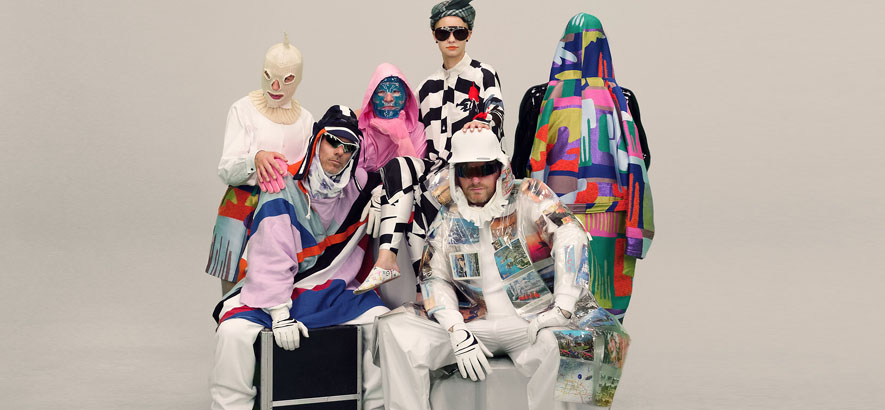 Foto der Band Deichkind in wilder Kostümierung