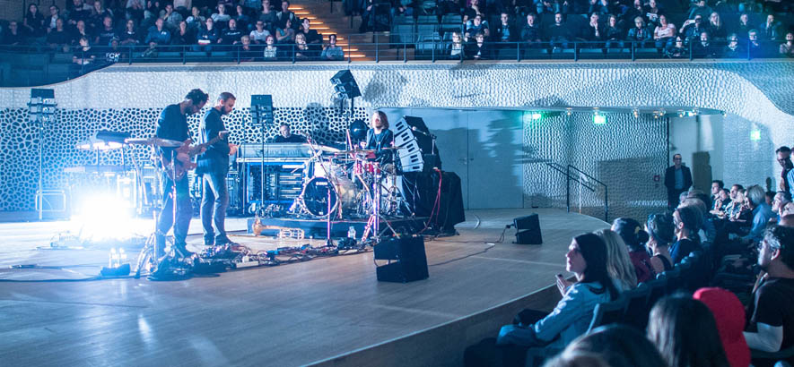 Foto des Musikers Daniel Brandt bei seinem Auftritt in der Elbphilharmonie beim Reeperbahn Festival 2017