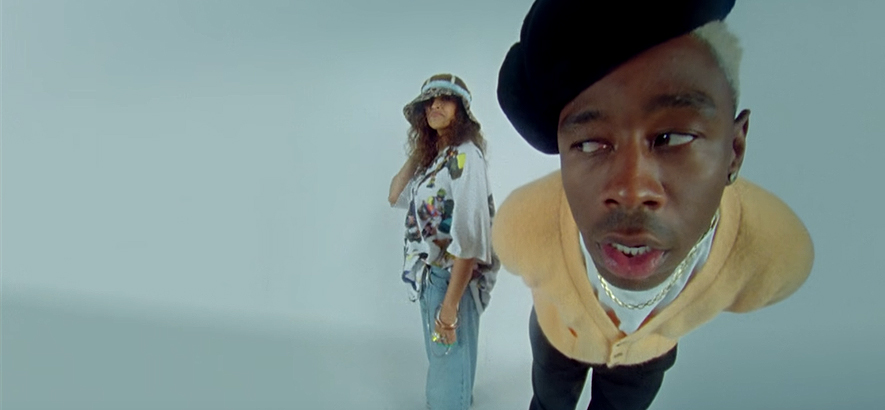 Filmstill aus dem Musikvideo „Neon Peach“ von Snoh Aalegra & Tyler, The Creator.