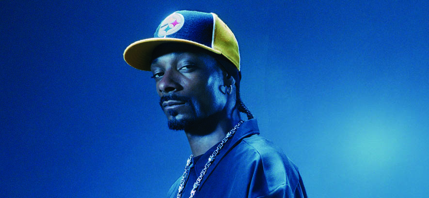 Pressebild des US-Rappers Snoop Dogg, zu dessen 50. Geburtstag heute sein Song „Drop It Like It's Hot“ unser Track des Tages ist.