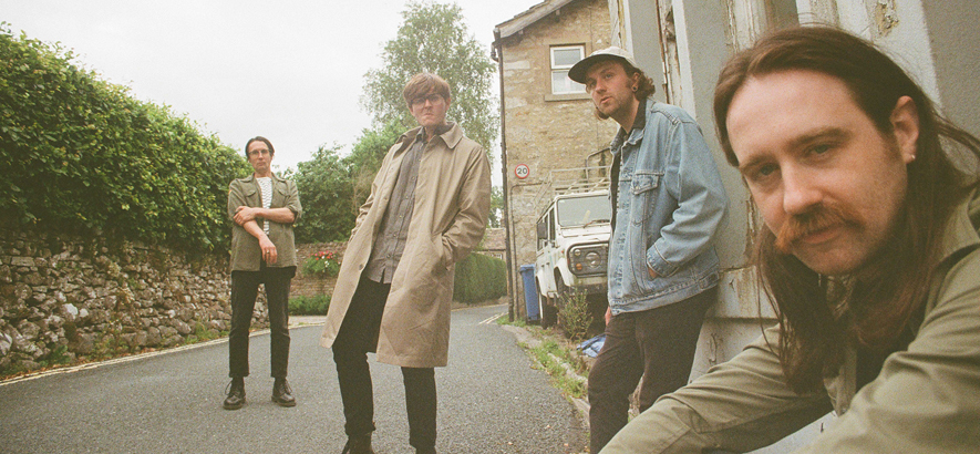 Bild der britischen Band Yard Act, die ein neues Musikvideo zur Single „Land Of The Blind“ herausgebracht hat.