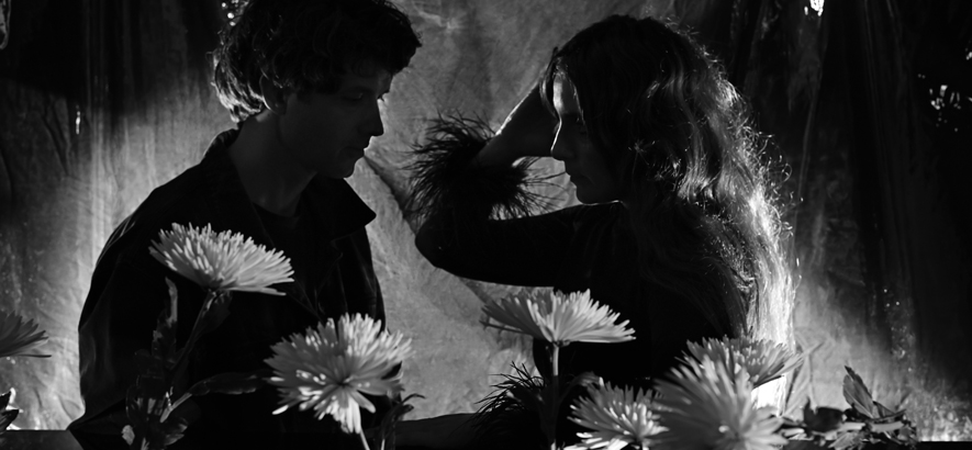 Foto von Beach House, die mit „Once Twice Melody“ ein neues Album angekündigt haben.