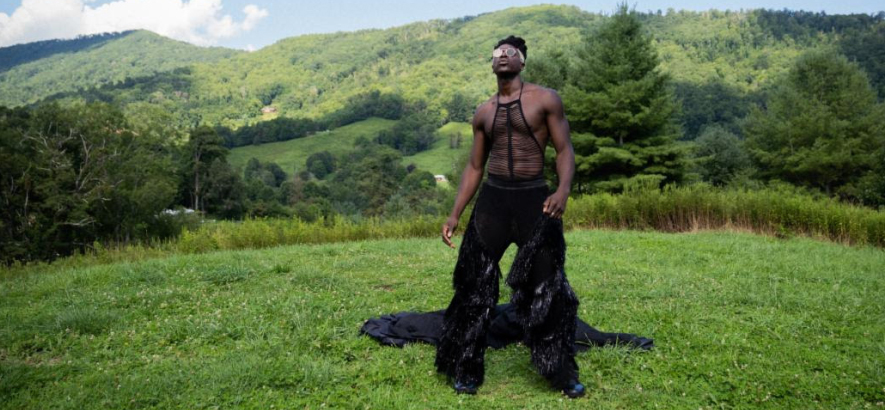 Foto von Moses Sumney, der ein neues Album mit dem Titel „Live From Blackalachia“ angekündigt hat.