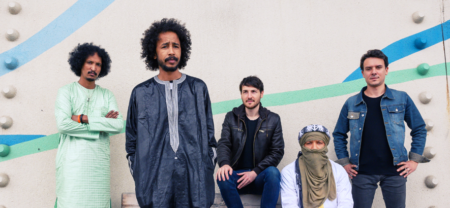 Die aus Mali stammende Band Tamikrest. Wir verlosen Tickets für ihre Tour im November und Dezember 2021.