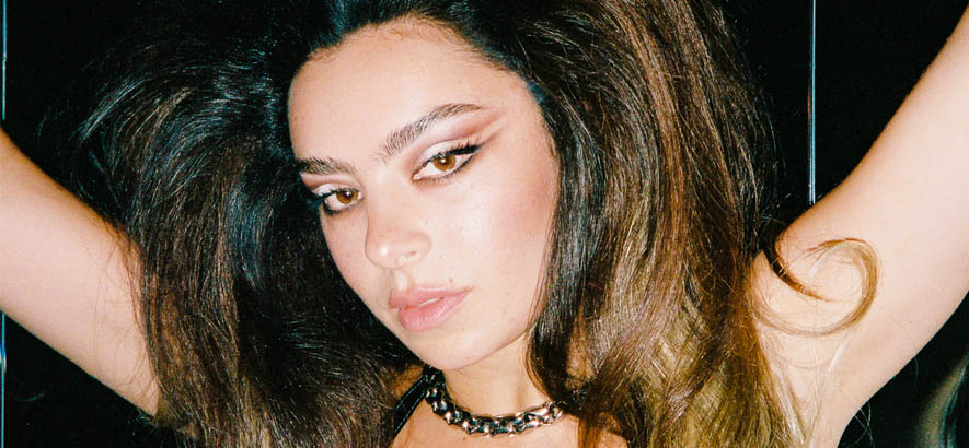 Pressebild der Sängerin Charli XCX, deren Song „Good Ones“ im Remix von Perfume Genius heute unser Track des Tages ist.