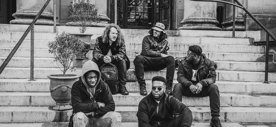 Bressebild der UK-Jazz-Band Ezra Collective, deren Song „More Than A Hustler“ (feat. Novelist) heute unser Track des Tages ist.