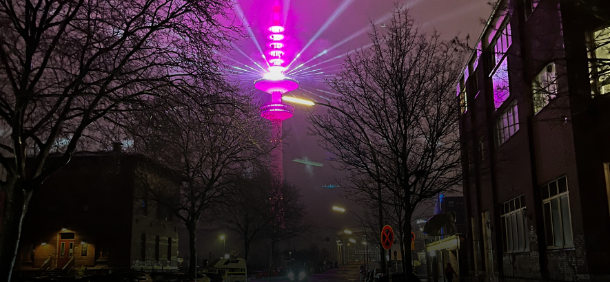 Foto des Heinrich-Hertz-Turms in Hamburg, der das Programm von ByteFM über UKW ausstrahlt.