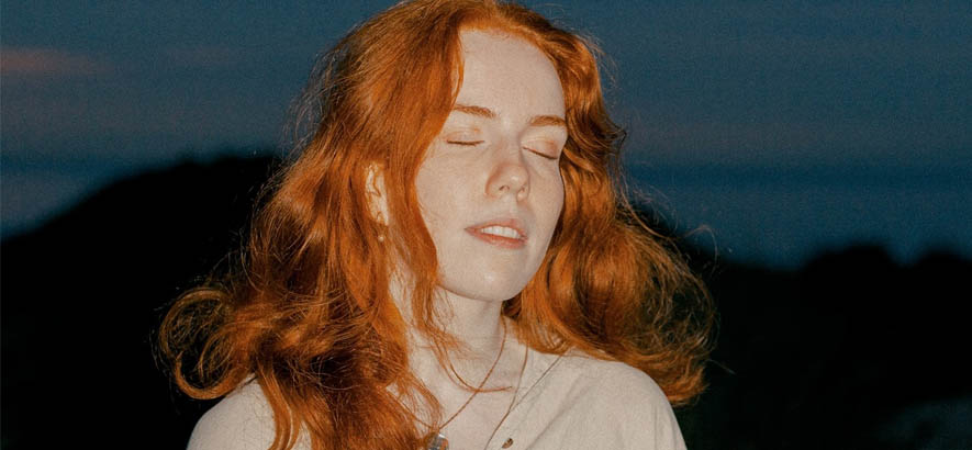 „Soundings“: Debüt der Singer-Songwriterin Elanor Moss