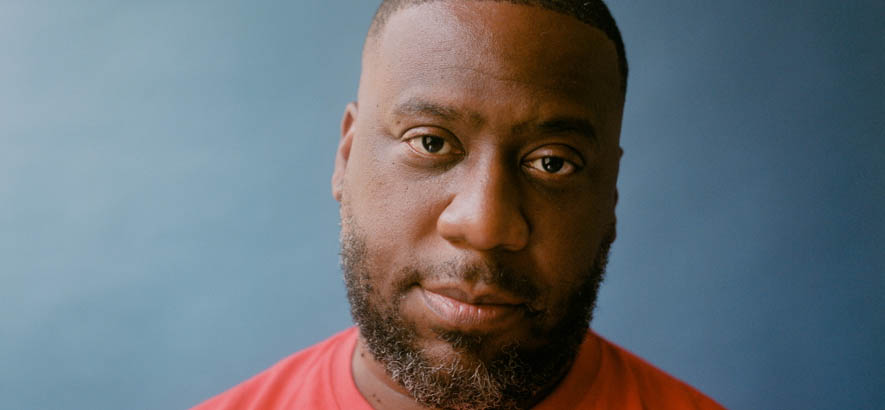 Pressebild des US-amerikanischen Jazzmusikers Robert Glasper, dessen Stück „Black Superhero“ heute unser Track des Tages ist.