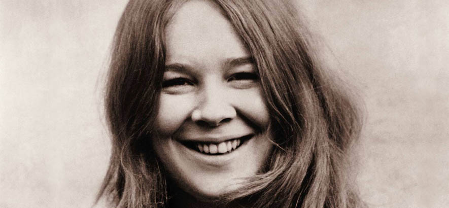 Foto der britischen Folk- und Rocksängerin Sandy Denny, deren Song „For Nobody To Hear“ heute unser Track des Tages ist.