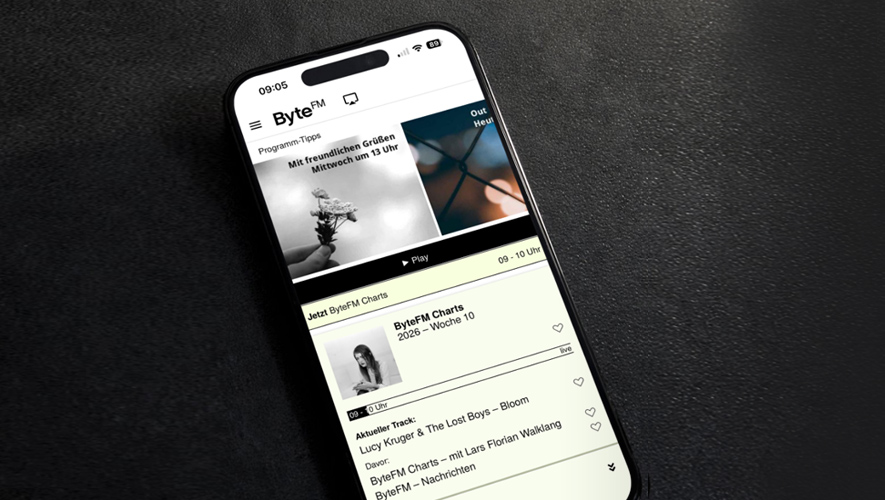Foto eines Smartphones, das auf dem die ByteFM App geöffnet ist