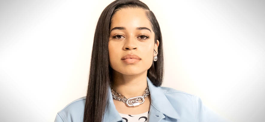 Pressebild der britischen R&B-Sängerin Ella Mai, deren Song „DFMU“ heute unser Track des Tages ist.