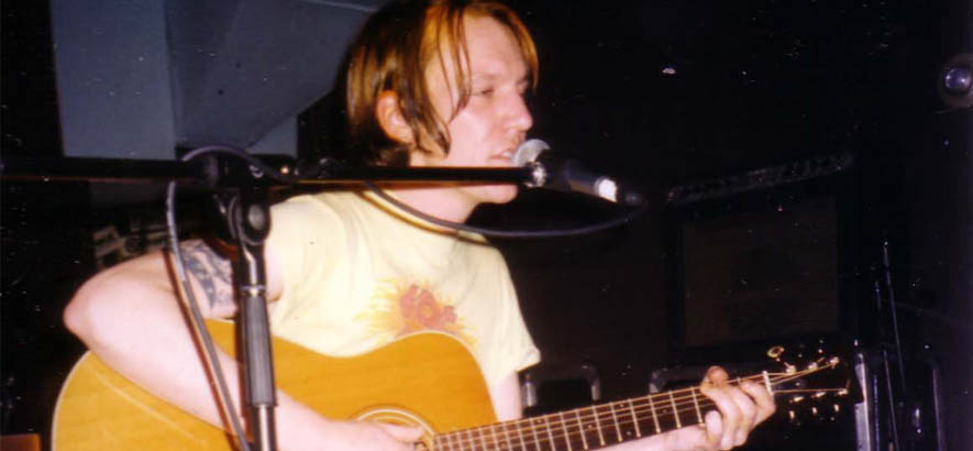 Konzertfoto von Elliott Smith, dessen Song „Say Yes“ heute vor 25 Jahren auf seinem Album „Either/Or“ erschienen ist.