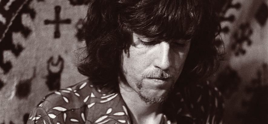 Pressebild von Graham Nash, zu dessen 80. Geburtstag sein Song „Military Madness“ unser Track des Tages ist.