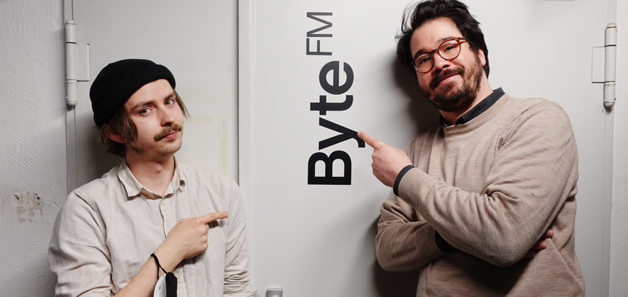 Foto von Marius Magaard und Andreas Fleischmann vor der Eingangstür zum ByteFM Studio