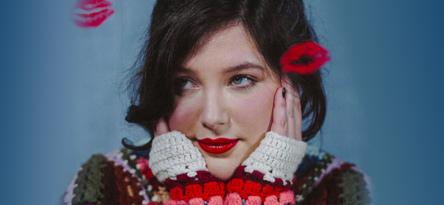 Bild von Lucy Dacus, die ein neues Musikvideo zu ihrer Single „Kissing Lessons“ herausgebracht hat.