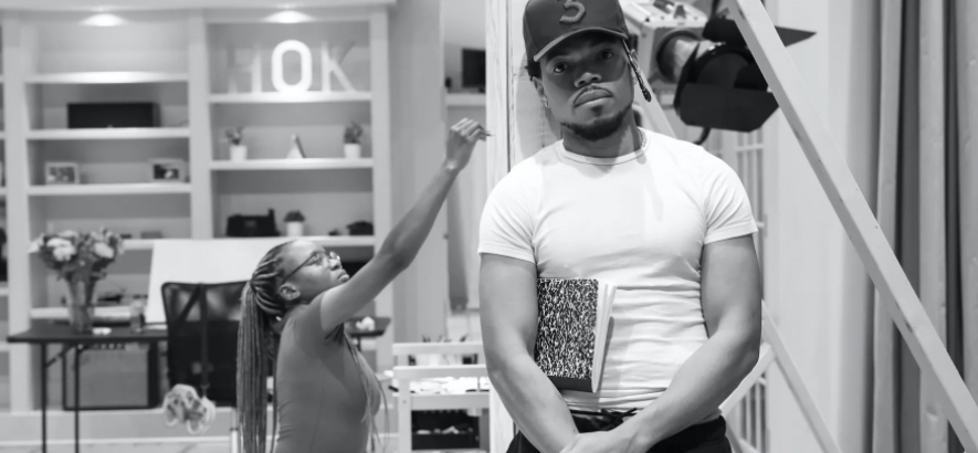 Bild von Chance The Rapper, der ein neues Musikvideo mit Moses Sumney und Künstlerin Naïla Opiangah veröffentlicht hat.