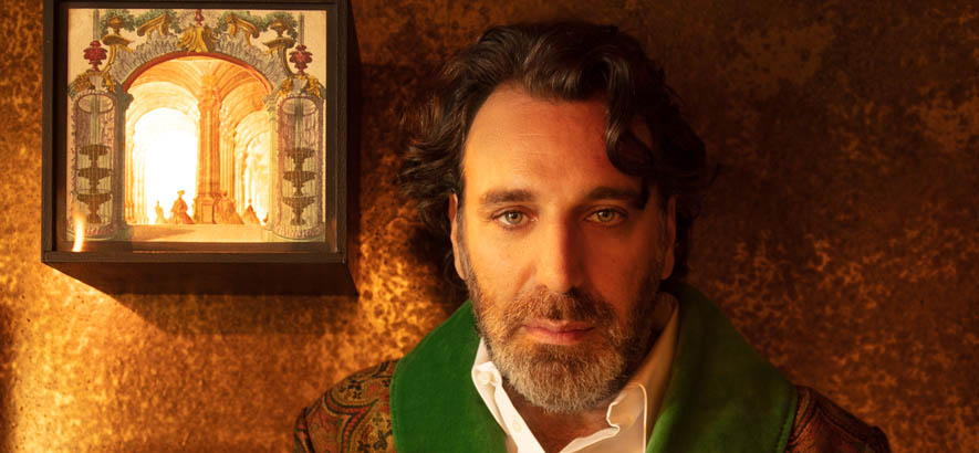 Pressebild des Musikers Chilly Gonzales, dessen Song „Take Me To Broadway“ heute unser Track des Tages ist.