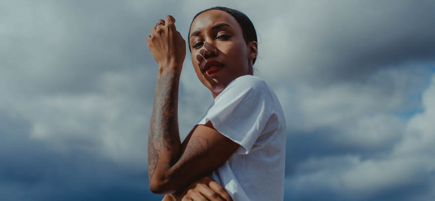 Pressebild der Sängerin Ego Ella May, deren Song „Introvert Hotline“ heute unser Track des Tages ist.