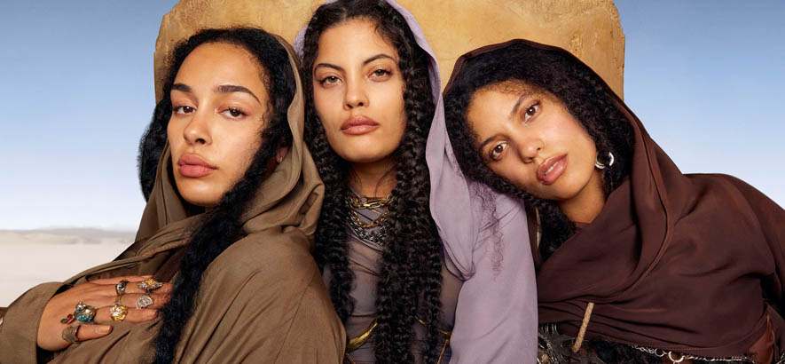 Pressebild von Ibeyi und Jorja Smith, deren gemeinsamer Song „Lavender & Red Roses“ heute unser Track des Tages ist.