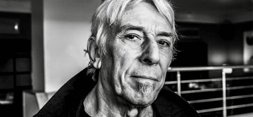 Pressefoto von John Cale, zu dessen 80. Geburtstag sein Song „Paris 1919“ unser Track des Tages ist.