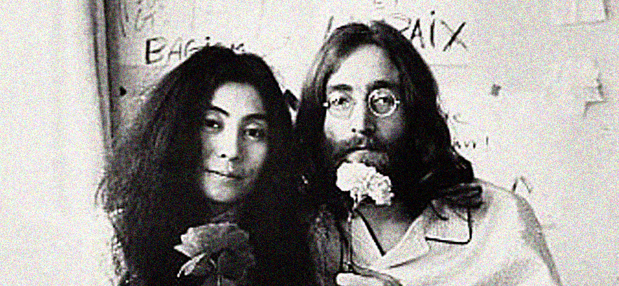 Foto von John Lennon und Yoko Ono, die mit dem Projekt Plastic Ono Band 1969 unseren heutigen Track des Tages „Give Peace A Chance“ aufgenommen haben.