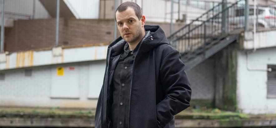 Pressebild von Mike Skinner alias The Streets. Anlässlich des 20-jährigen Release-Jubiläums seines Debütalbums Original Pirate Material“ ist sein Stück „Let's Push Things Forward“ unser heutiger Track des Tages.