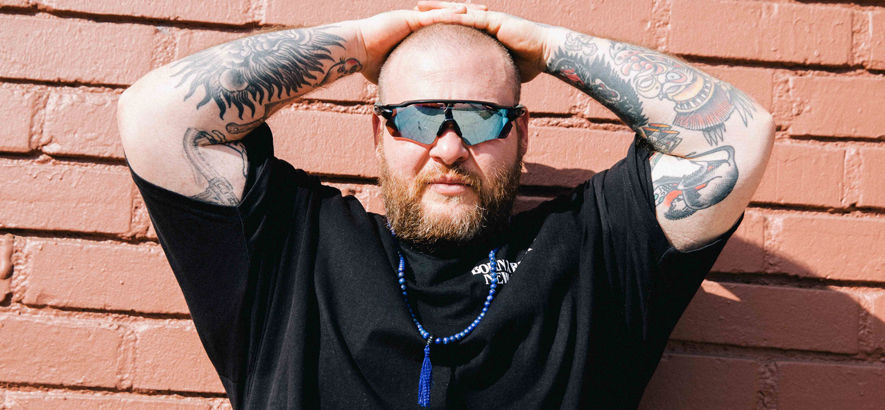 Foto von Action Bronson, der ein neues Album namens „Cocodrillo Turbo“ angekündigt hat.