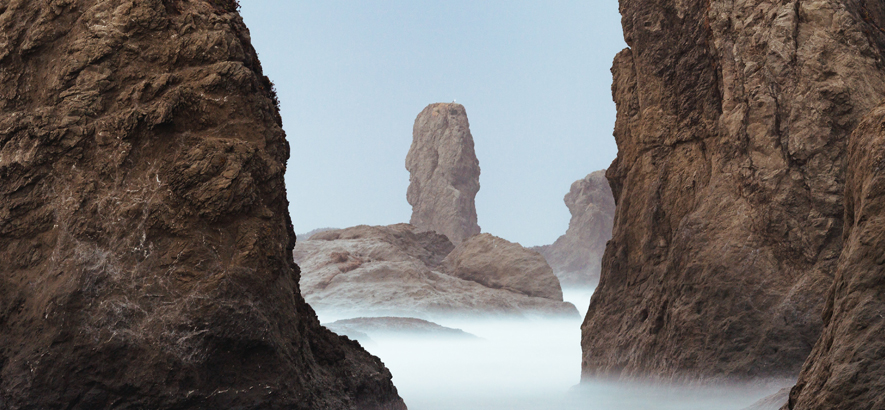 Foto einer Felsformation im Nebel als Symbolbild für das Genre Post_Rock