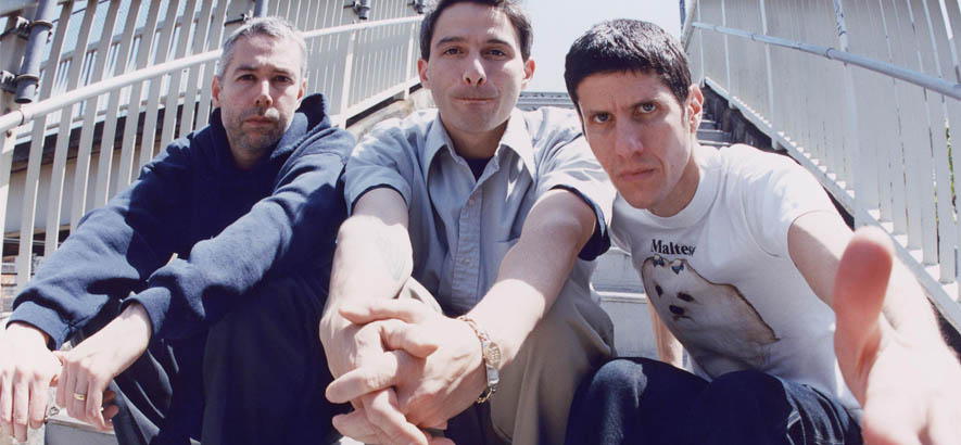 Pressebild des HipHop-Trios Beastie Boys, dessen Song „Pass The Mic“ am heutigen zehnten Todestag des Bandmitglieds Adam Yauch unser Track des Tages ist.