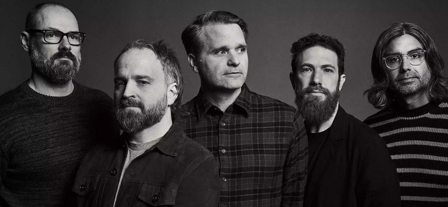 Foto der US-amerikanischen Indie-Rock-Band Death Cab For Cutie, die ein neues Album namens „Asphalt Meadows“ angekündigt hat.